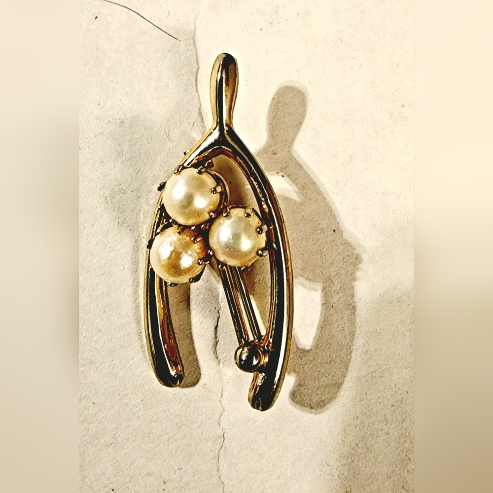 Gold and faux pearl wishbone brooch, good luck